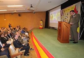 El subdelegado de Defensa, Jesús Manuel López Moreno, se dirige al público.