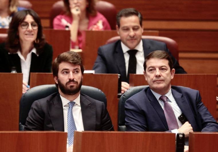 Juan García-Gallardo y Alfonso Fernández Mañueco, esta semana en el Pleno de las Cortes.