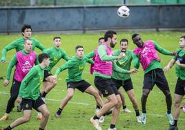 Los jugadores del Racing enseyan las acciones a balón parado en un entrenamiento de preparación para el partido frente al Real Valladolid.