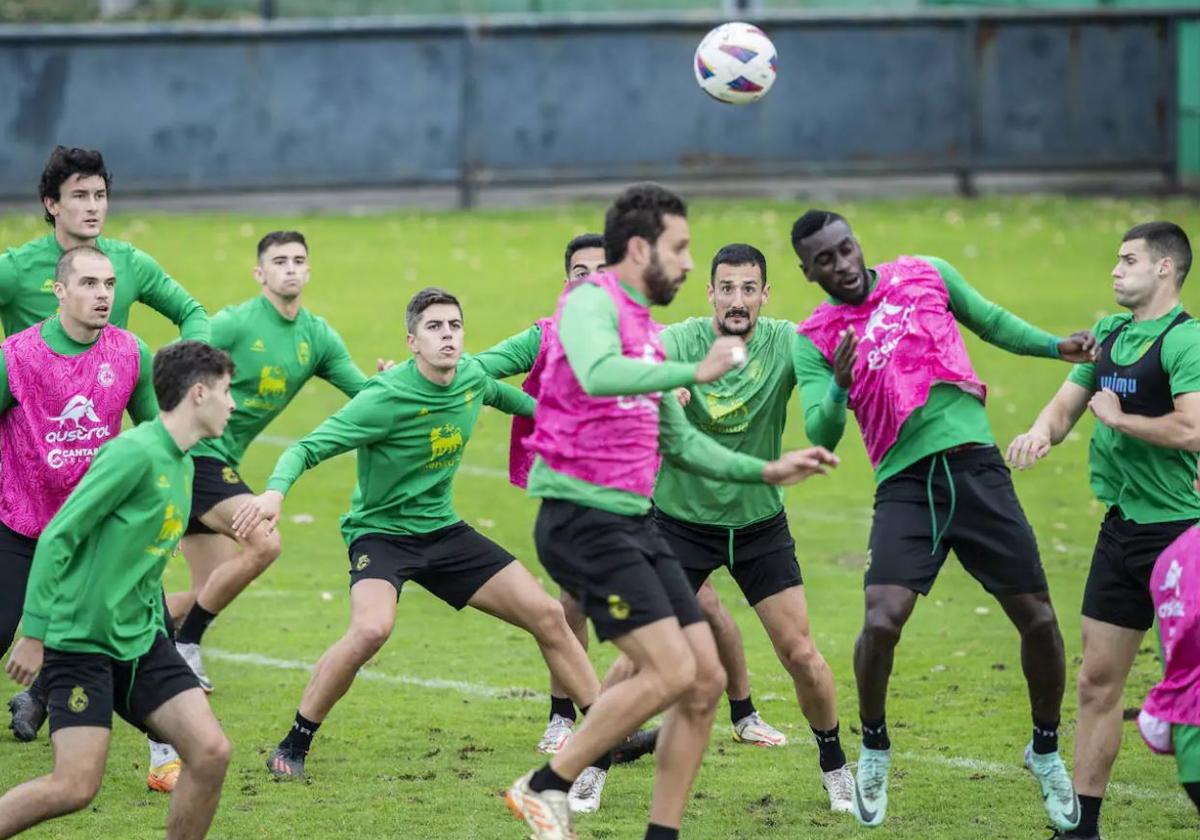 Los jugadores del Racing enseyan las acciones a balón parado en un entrenamiento de preparación para el partido frente al Real Valladolid.