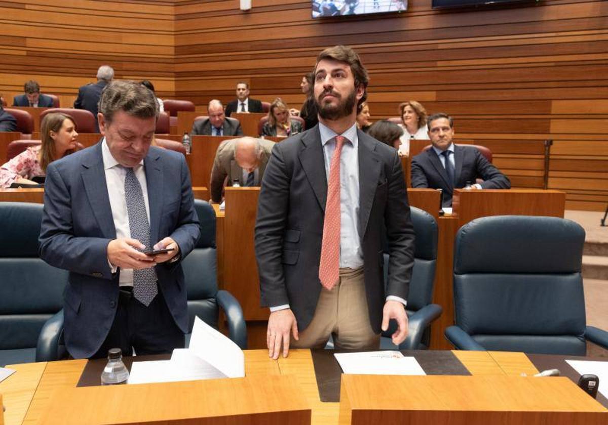 Luis Miguel González Gago (izquierda) y Juan García-Gallardo, esta semana en el Pleno de las Cortes.