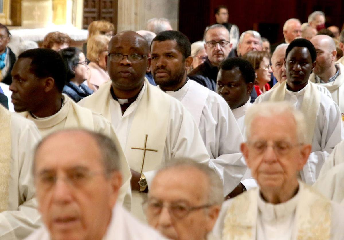 Sacerdotes de la diócesis en la misa crismal de la Pascua.