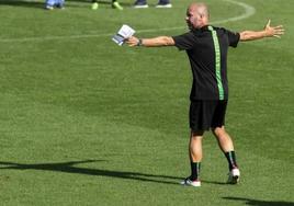 José Alberto, técnico del Racing, da indicaciones durante una sesión en La Albericia.