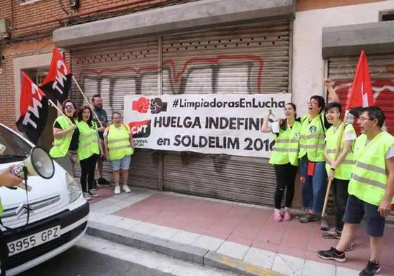 Huelga de las empleadas a las puertas de la empresa Soldelim 2016.