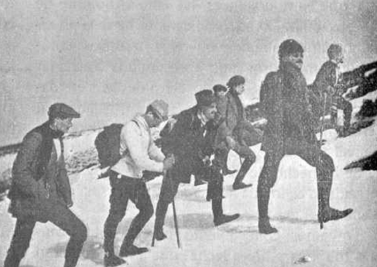 Imagen secundaria 1 - Arriba, la catedral de Palencia en la visita de 1903; abajo, excursión a Navacerrada y fotografía en la Cruz del Pelícano, de Portillo, en 1906.