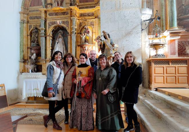 Los blogueros con la violinista Águeda Sastre y la responsable de Turismo Manoli Carreras