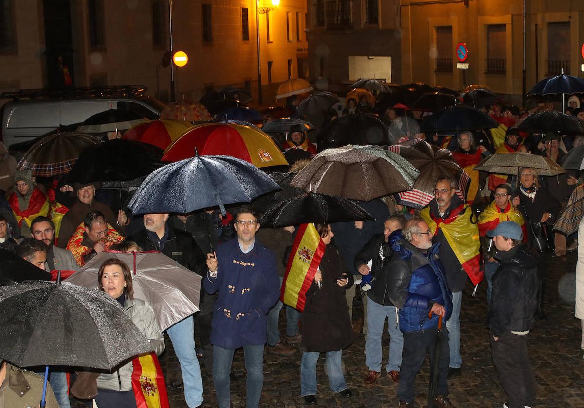 Más de 200 personas claman en Segovia contra el pacto entre PSOE y Junts