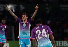 Robert Kenedy celebra su segundo gol ante el Racing en el minuto 91 que dio la victoria al Real Valladolid por 2-3