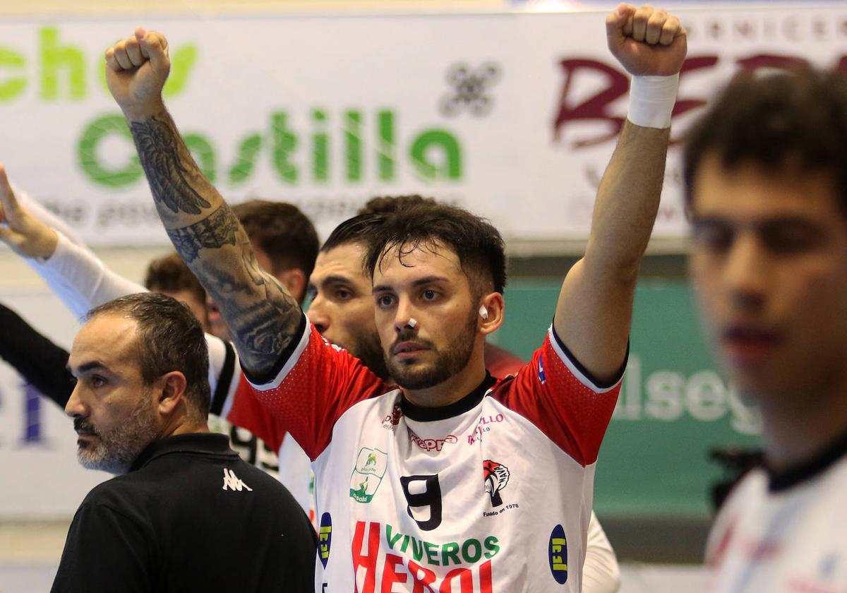 Dani Pérez celebra un tanto del Balonmano Nava.