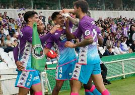 Los jugadores del Real Valladolid celebran el primer gol de Anuar.