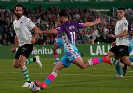 Raúl Moro pasa el balón atrás para que Kenedy haga el gol de la victoria.