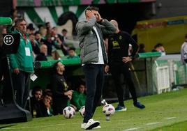 Pezzolano lamenta una acción de su equipo, con las manos en la cabeza.
