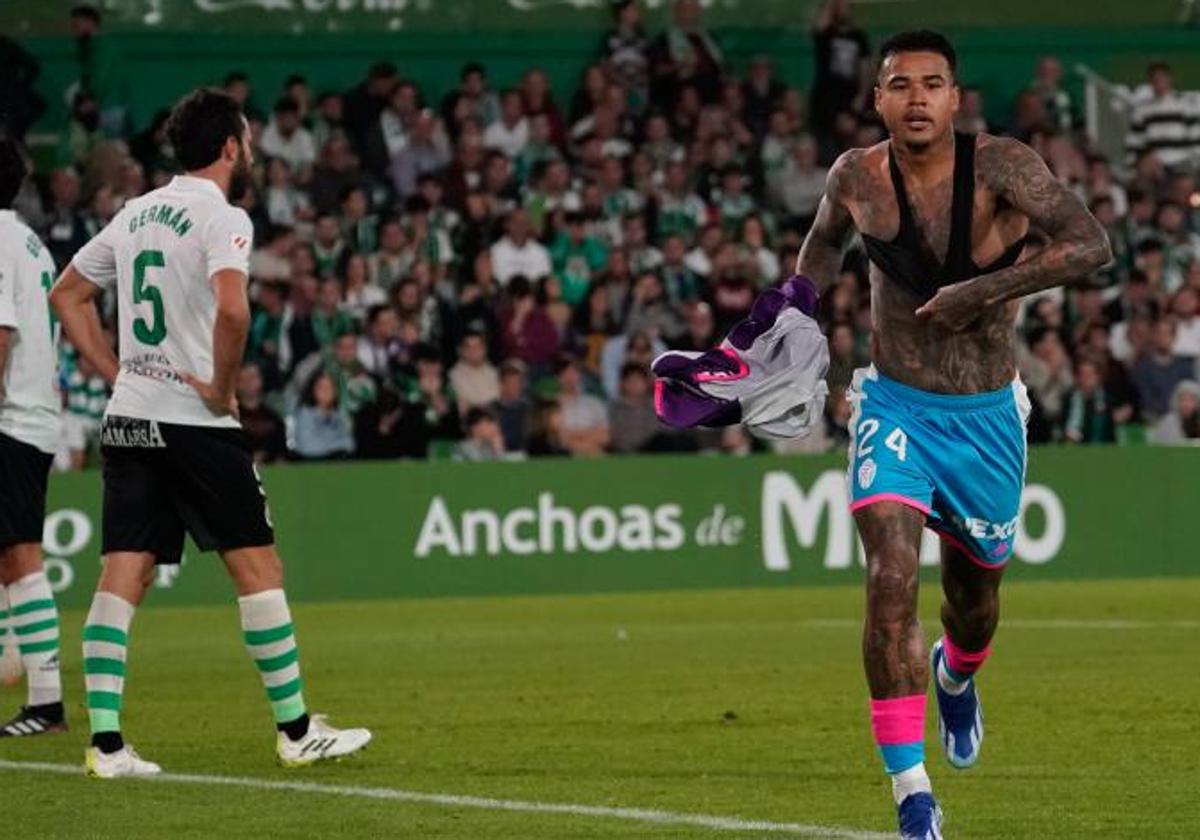 Robert Kenedy se despoja de la camiseta para celebrar el gol que dio la victoria al Real Valladolid ante el Racing