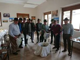 El domingo el mayordomo, Isidoro Baraja, también repartió castañas tras la misa de obligado cumplimiento