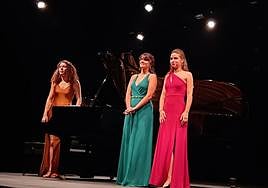 La pianista Georgina Masanés, la mezzo Marta Roca y la soprano Ariadna Moraleda, en el Calderón.