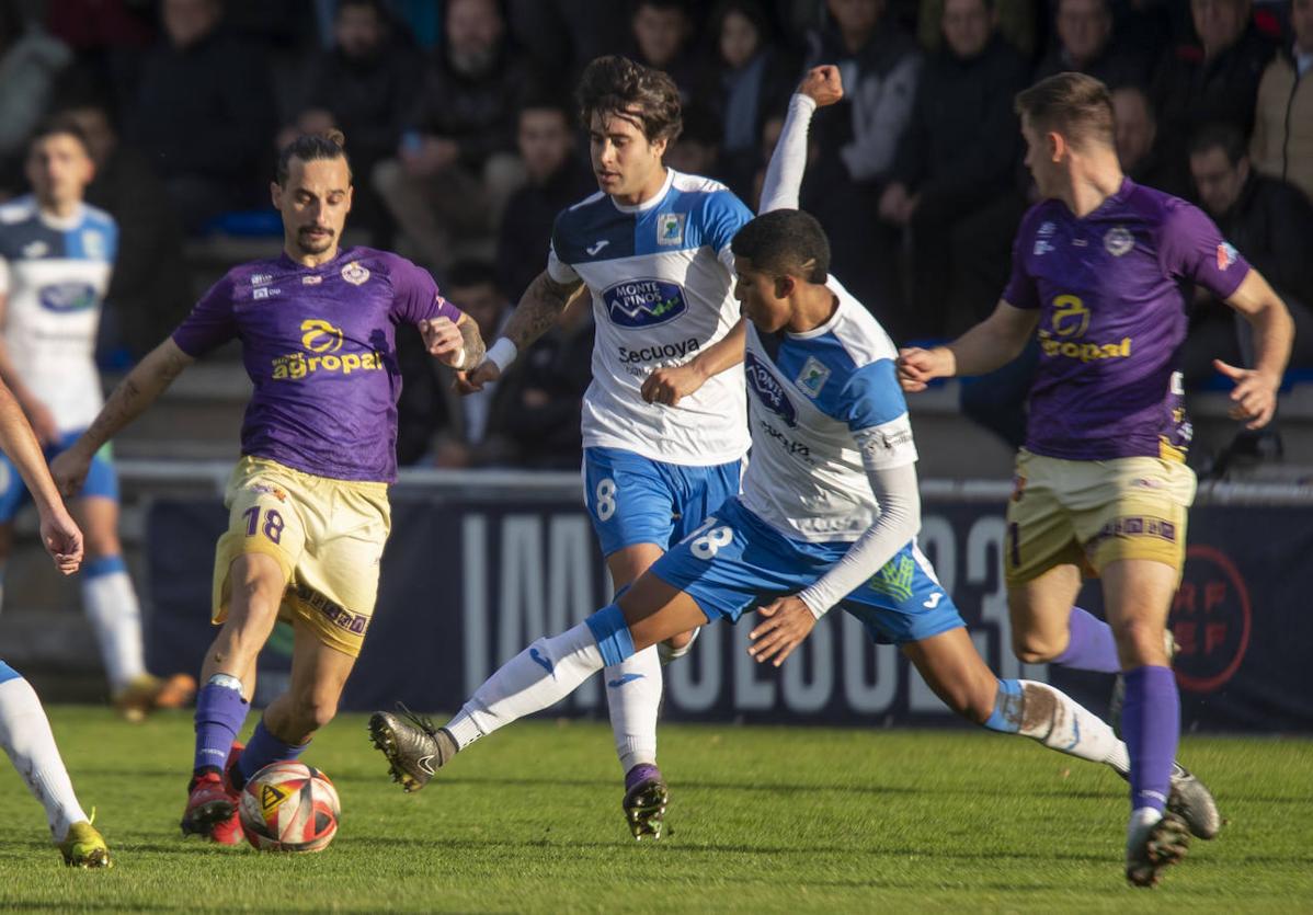 Valentín intenta progresar con el balón en el partido del Palencia Cristo en Almazán.