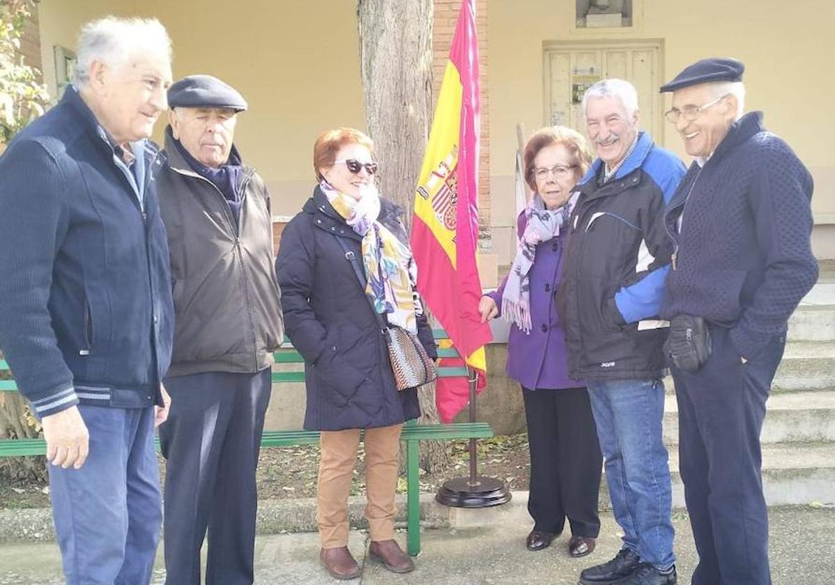 Los seis vecinos de Gatón de Campos que se han manifestado este domingo contra la amnistía.