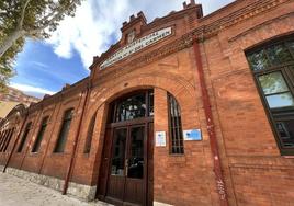 Fachada del antiguo asilo, hoy residencia, en la calle Chancillería.