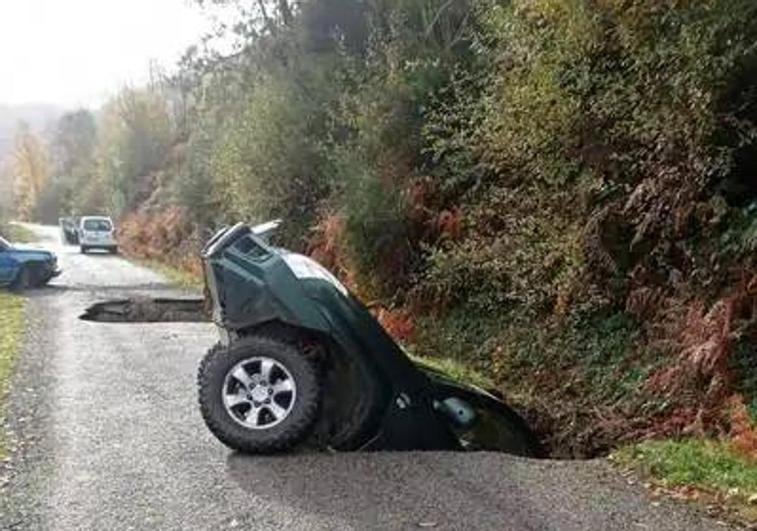 Imagen de unos de los vehículos hundidos en uno de los socavones de la carretera LE-41013 que une La Cernada y La Faba.