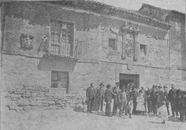 Miembros de la Sociedad Castellana de Excursiones visitan en 1904 la casa de Cabezón donde se alojó Luisa Gabriela de Saboya.