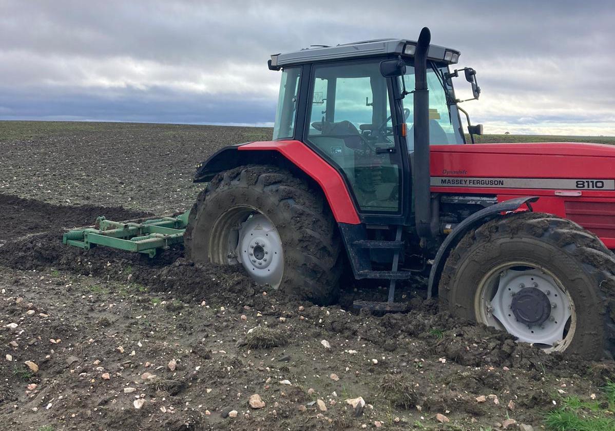 Un tractor atollado en una explotación de la provincia de Salamanca debido a la humedad del suelo.