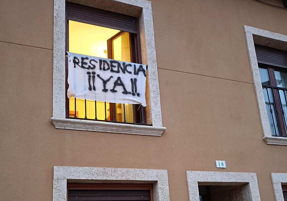 Pancarta a favor de la residencia de ancianos en el balcón de una vivienda de la localidad.
