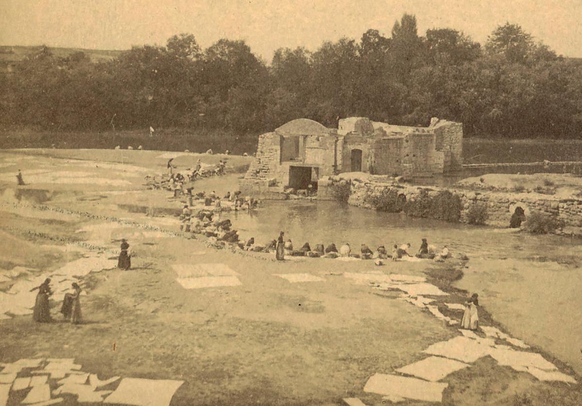 Imagen principal - Arriba, lavanderas en las aceñas del Puente en 1910. Debajo, a la izquierda, los restos conservados de las aceñas y, a la derecha, vista cenital de las aceñas en 2019.