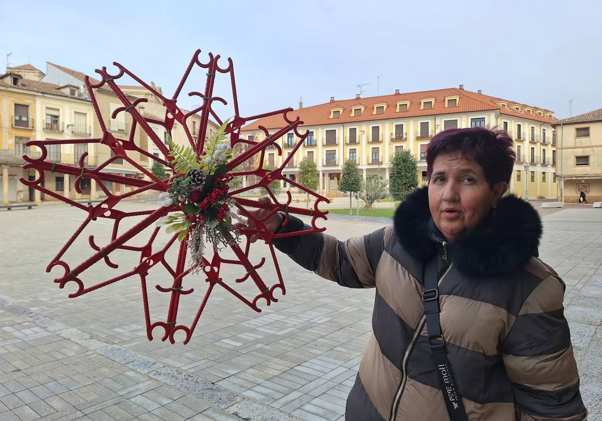 Paqui Aranda, con su estrella navideña en Medina de Rioseco.