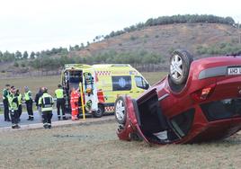 Los servicios de emergencias, los bomberos y la Guardia Civil trabajan en el lugar del accidente.