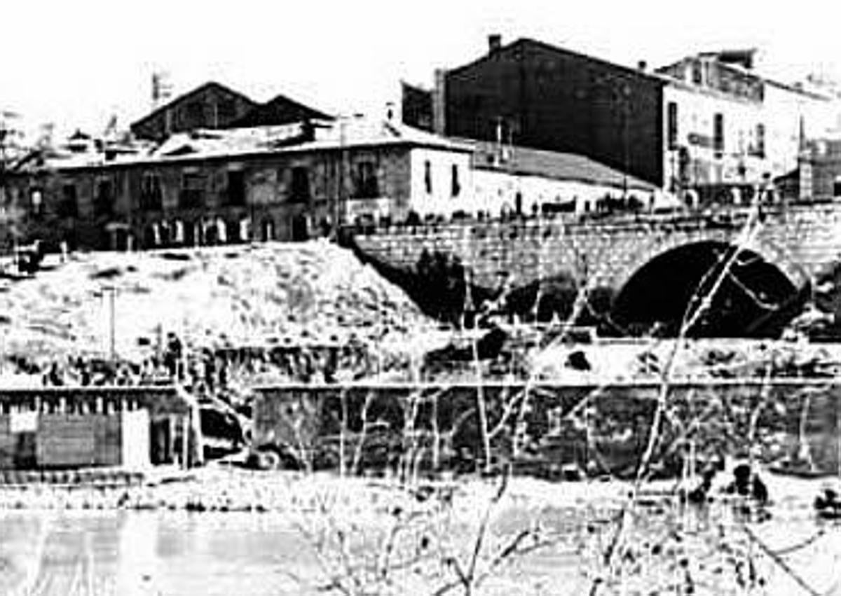 Imagen secundaria 1 - Arriba y debajo, a la izquierda,, la desembocadura del ramal sur del Esgueva y el puente del Cubo, cuyos restos salieron a relucir en el paseo de Isabel la Católica en 2017 (debajo a la derecha).