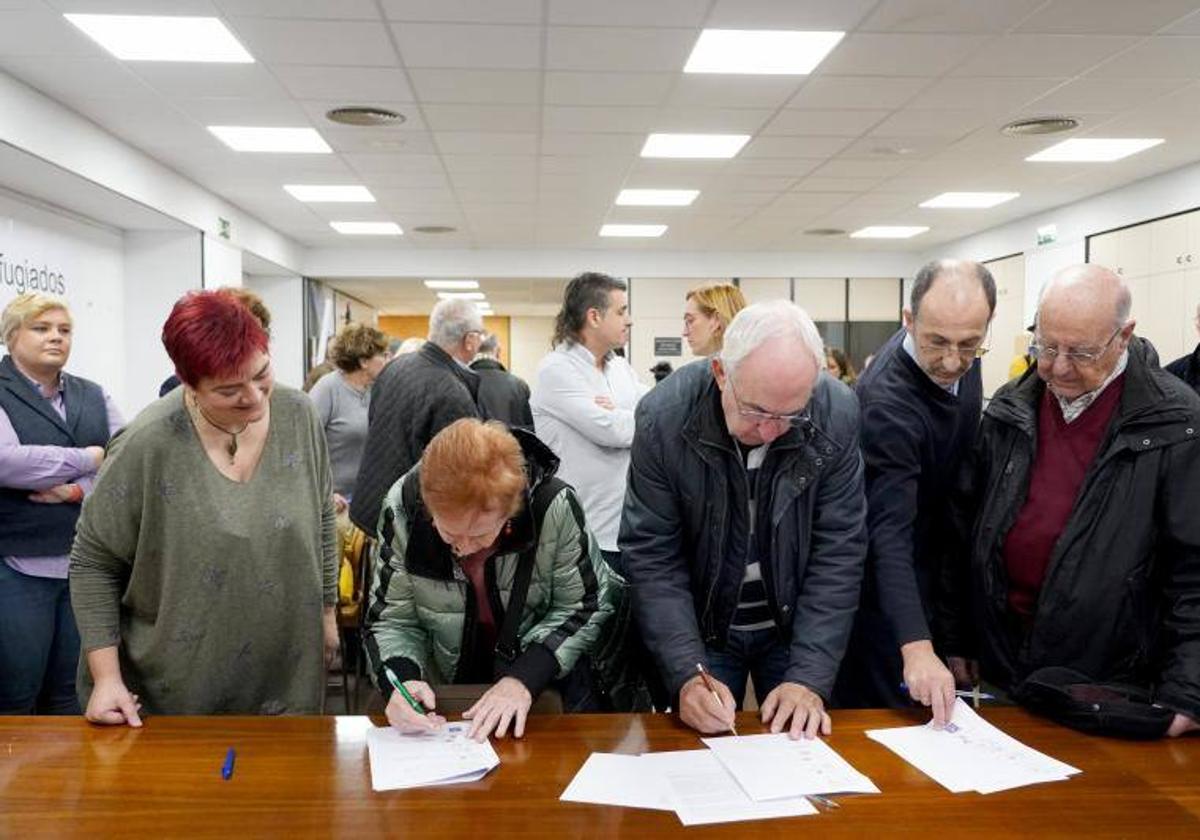 Firma del manifiesto 'Sí a la construcción de un centro de acogida de refugiados en Valladolid', este lunes.