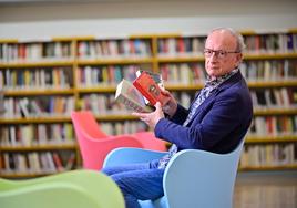 José Manuel Lorenzo, con sus recomendaciones literarias en una sala de la Biblioteca de Castilla y León.