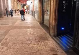 Huellas de sangre en el suelo frente a la puerta de entrada del pub donde tuvo lugar la brutal agresión en Marqués de San Esteban.