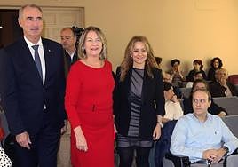 La vicerrectora Amelia Pérez Zabaleta llega a la sala junto a José Mazarías y Mariló Reina.