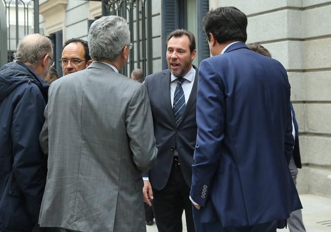 Óscar Puente conversa a la entrada del Congreso con el senador Javier Izquierdo y el diputado y director de Gabinete de la Presidencia del Gobierno, Óscar López.