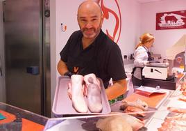 Javier de las Heras muestra diferentes variedades de la casquería en el Mercado del Val de Valladolid.