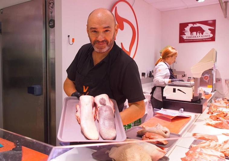 Javier de las Heras muestra diferentes variedades de la casquería en el Mercado del Val de Valladolid.