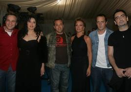 Los integrantes del grupo Hombres G rodean a las cantantes Luz Casal y Paloma San Basilio en la gala de los Grammy en Valladolid el 26 de mayo de 2006.