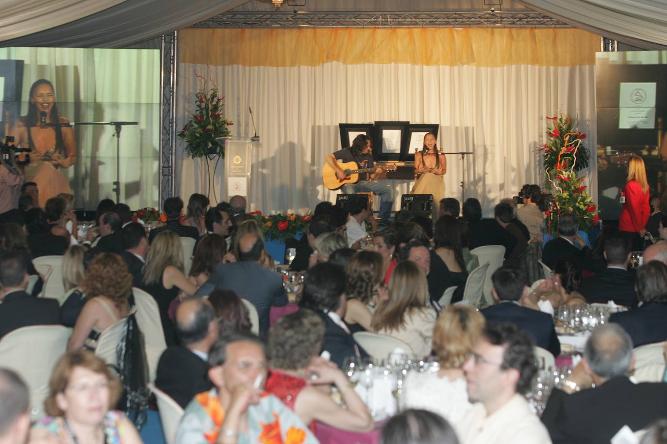 300 invitados acudieron a la cena-homenaje, que amenizó la cantante Chenoa.