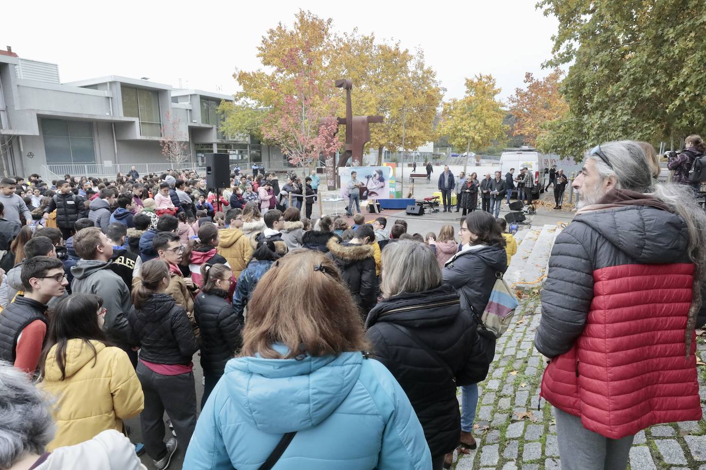 La Plaza Biólogo José Antonio Valverde acoge una actividad artística con muralistas y artistas