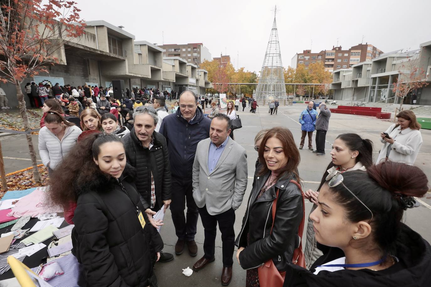 La Plaza Biólogo José Antonio Valverde acoge una actividad artística con muralistas y artistas