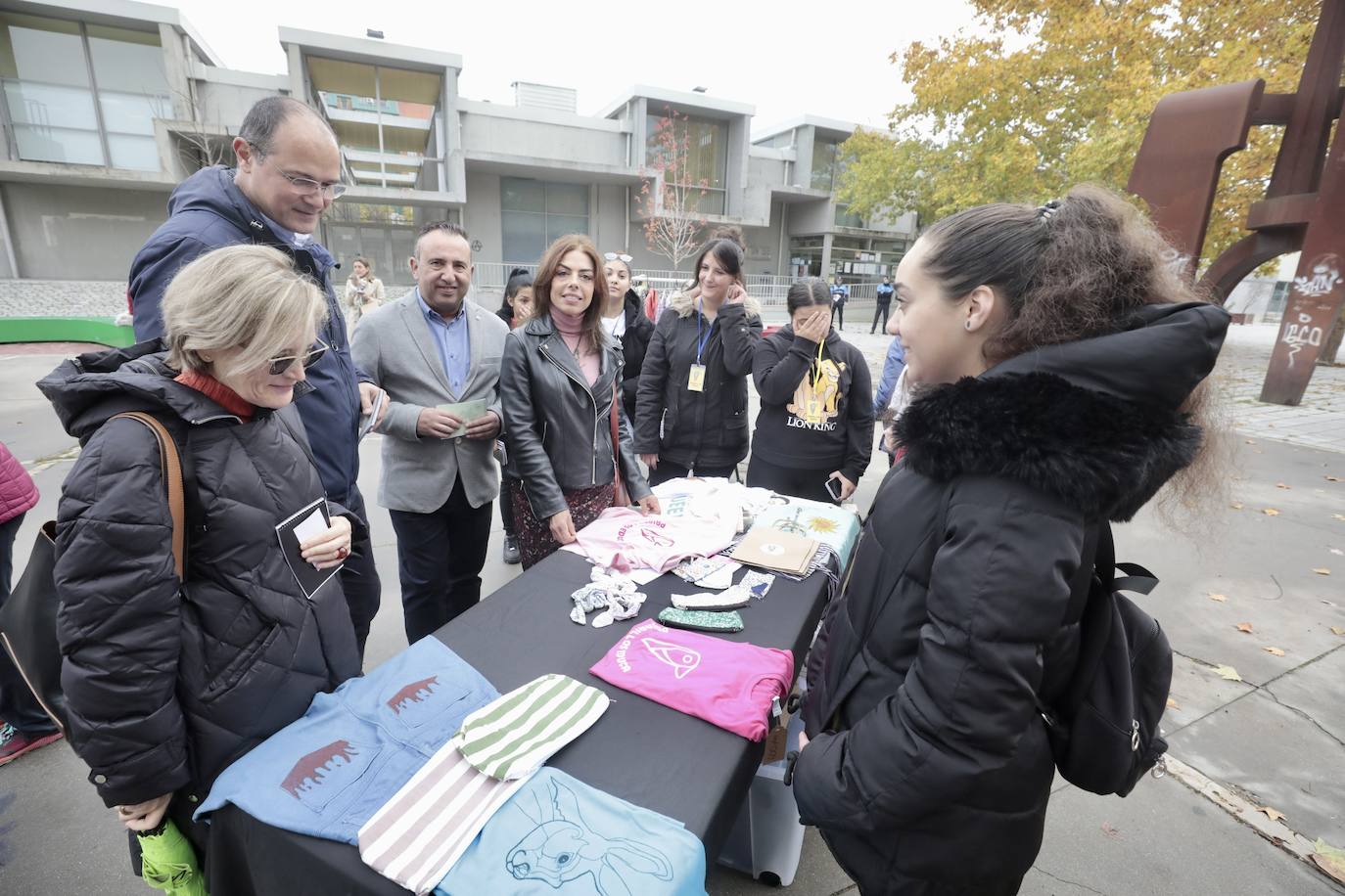 La Plaza Biólogo José Antonio Valverde acoge una actividad artística con muralistas y artistas