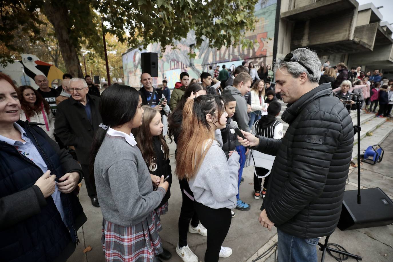 La Plaza Biólogo José Antonio Valverde acoge una actividad artística con muralistas y artistas