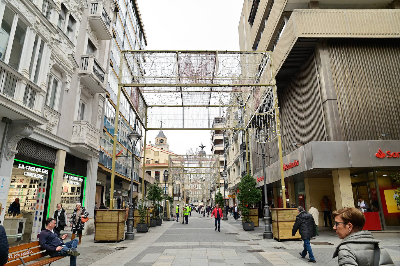 Así marcha la instalación de las luces de Navidad en el centro de la ciudad