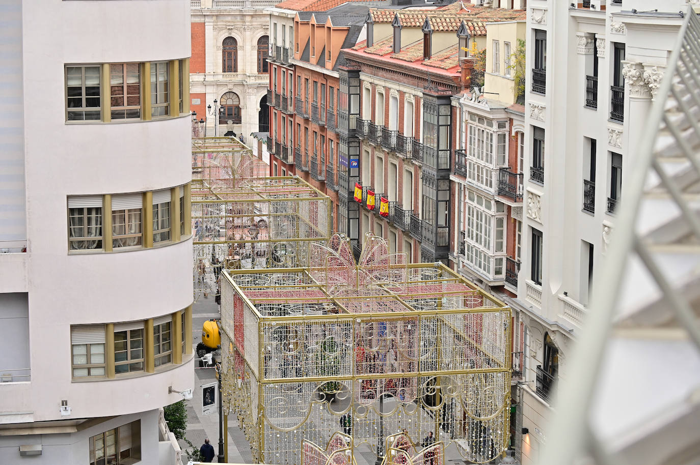 Así marcha la instalación de las luces de Navidad en el centro de la ciudad