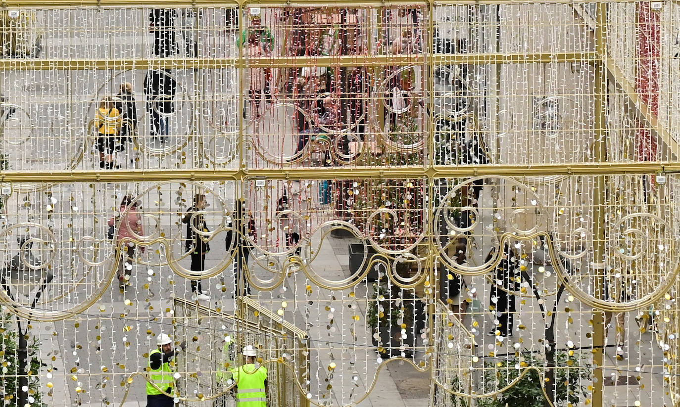 Así marcha la instalación de las luces de Navidad en el centro de la ciudad