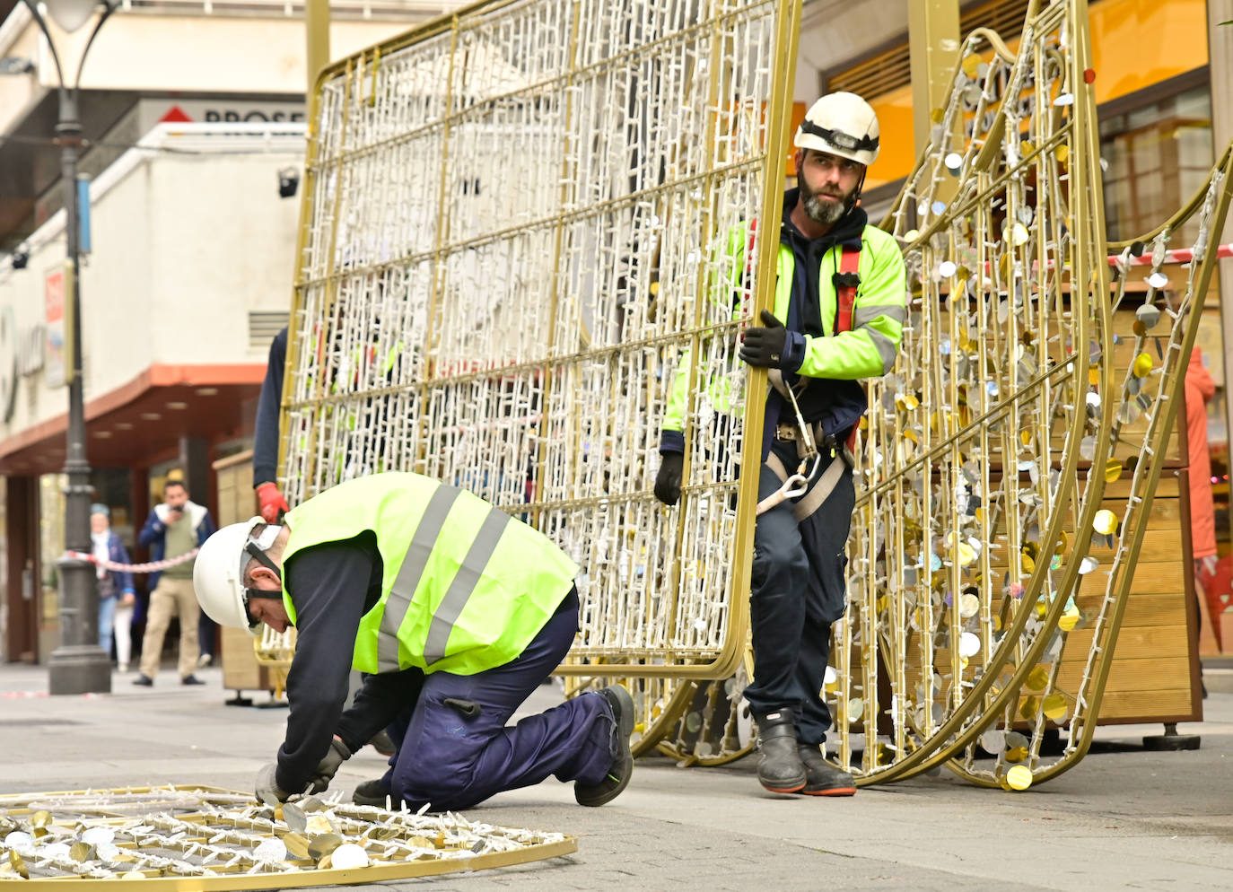 Así marcha la instalación de las luces de Navidad en el centro de la ciudad