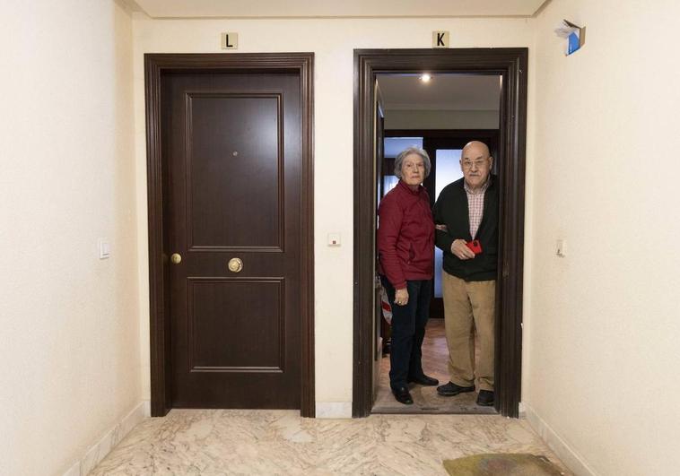 Concepción García y José María Romero, vecinos del 2º K, en su vuelta a su casa.