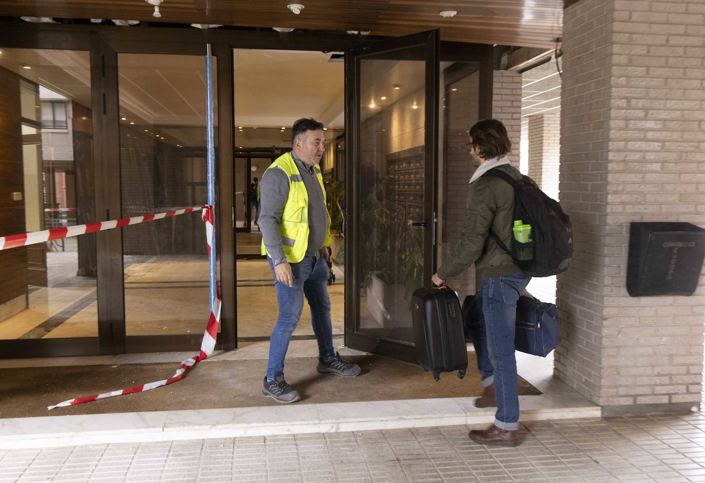 Los vecinos del edificio afectado por la explosión en Juan de Valladolid vuelven a casa