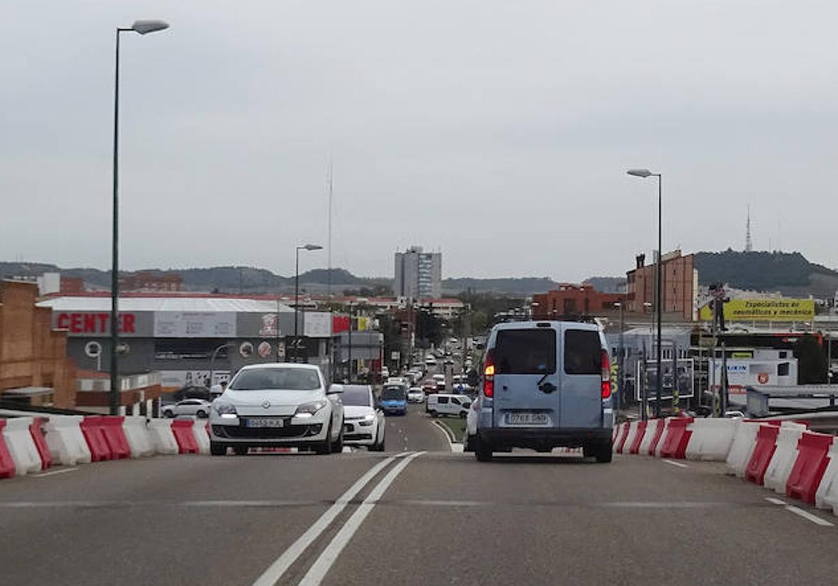 Carriles cortados, uno en cada sentido, en el viaducto de la calle Daniel del Olmo.